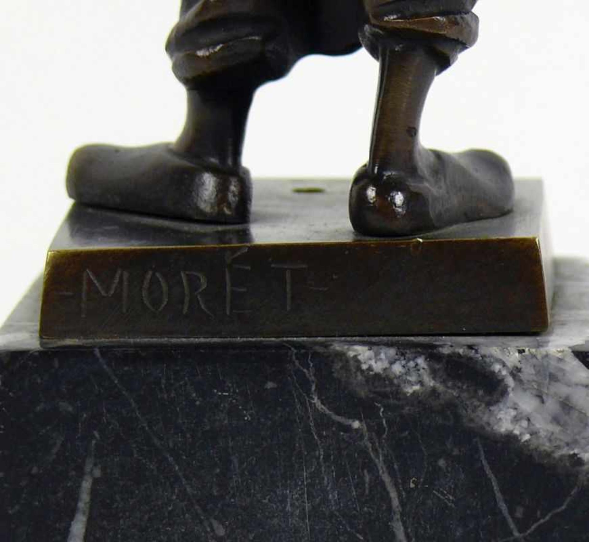 MORÉT (Frankreich, 20. Jh.) "Schmied"; auf quadratischem, marmoriertem Steinsockel; Bronze, dunkel - Bild 5 aus 7