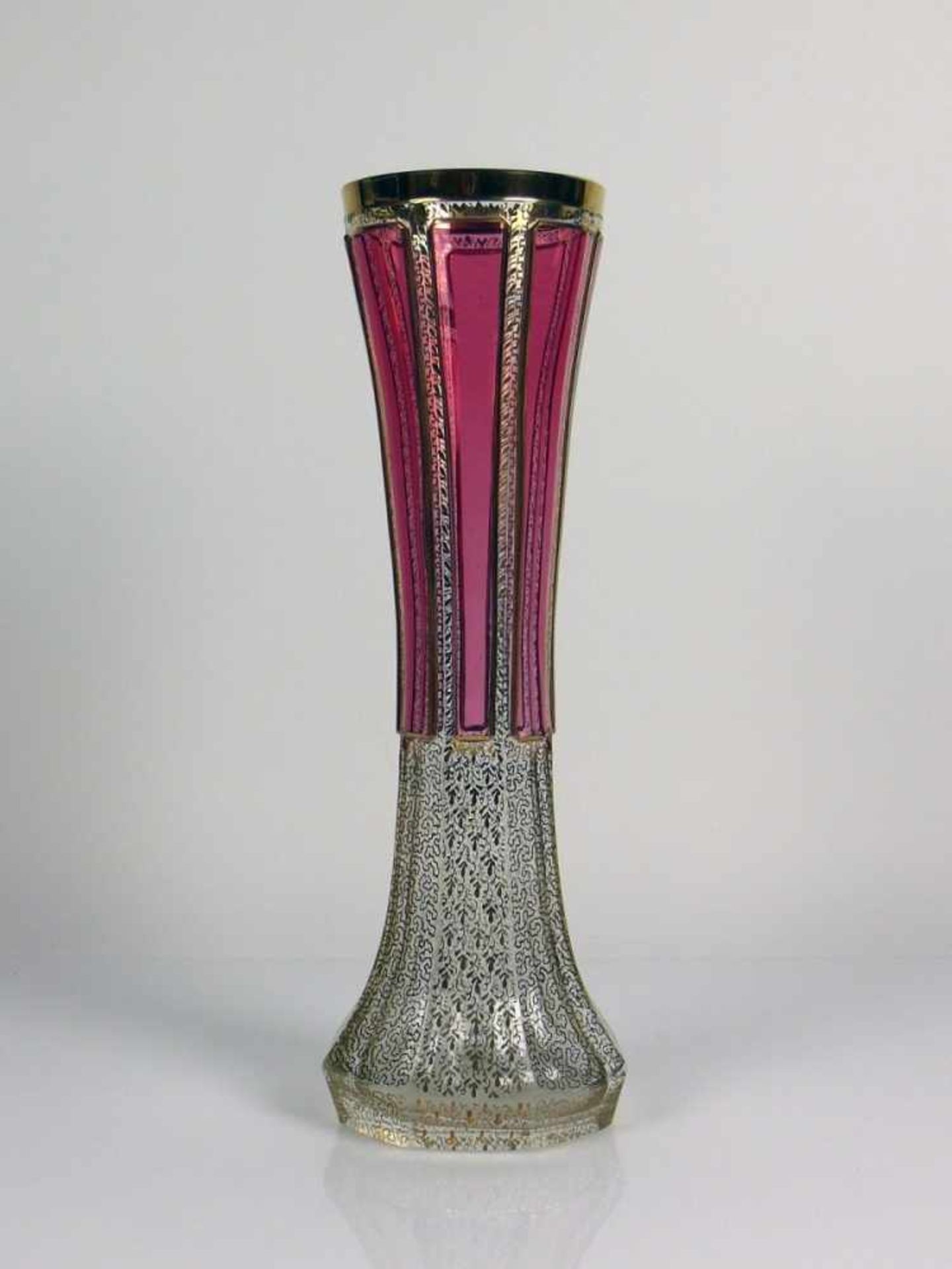 Vase (Böhmen, 1. H. 20. Jh.) oktogonaler Korpus; mit floralem Golddekor; Reserven in rosa;