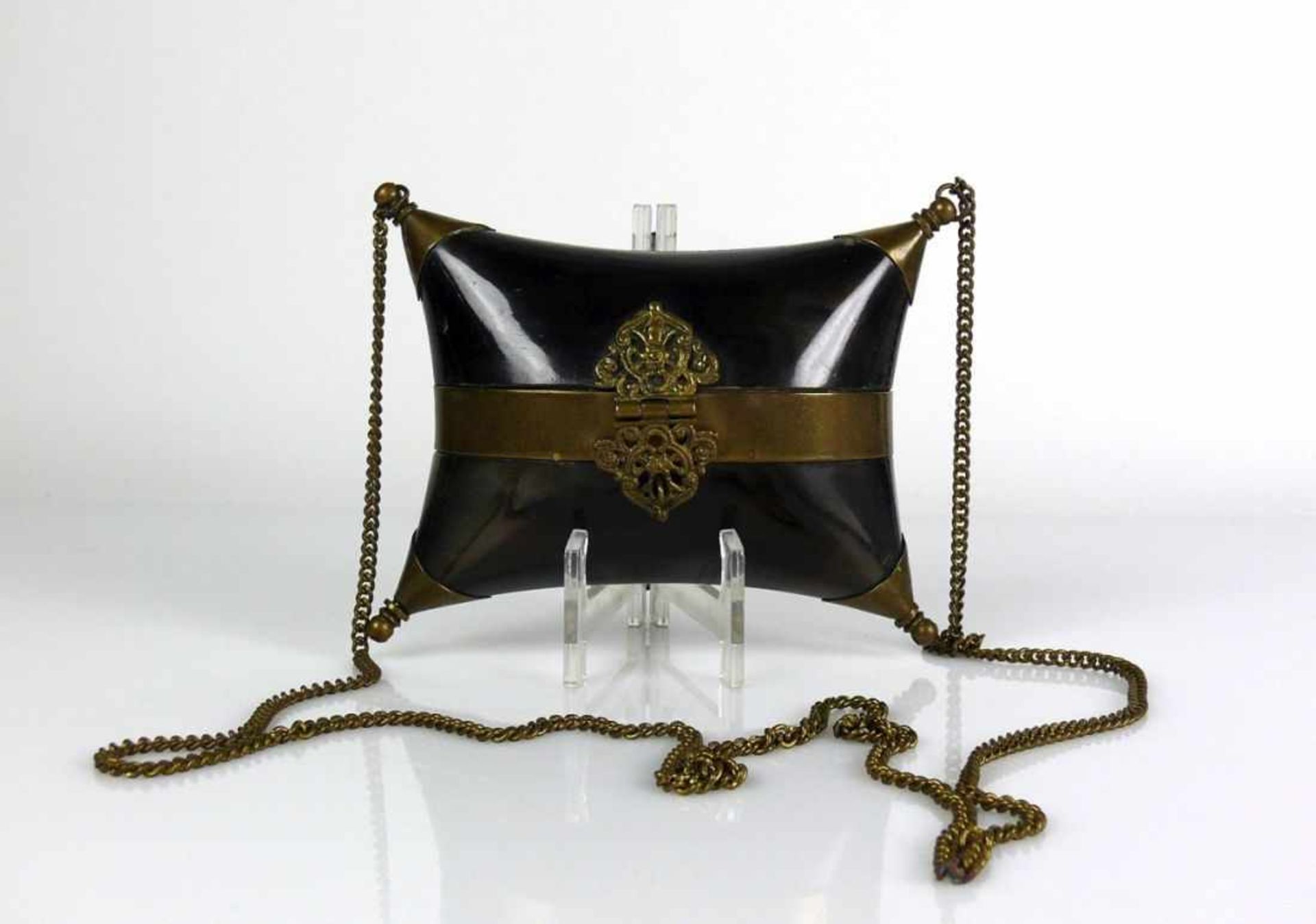 Biedermeier-Abendtasche (ca. 1840) wie vor. Position jedoch kleiner; 11 x 14 x 6 cm