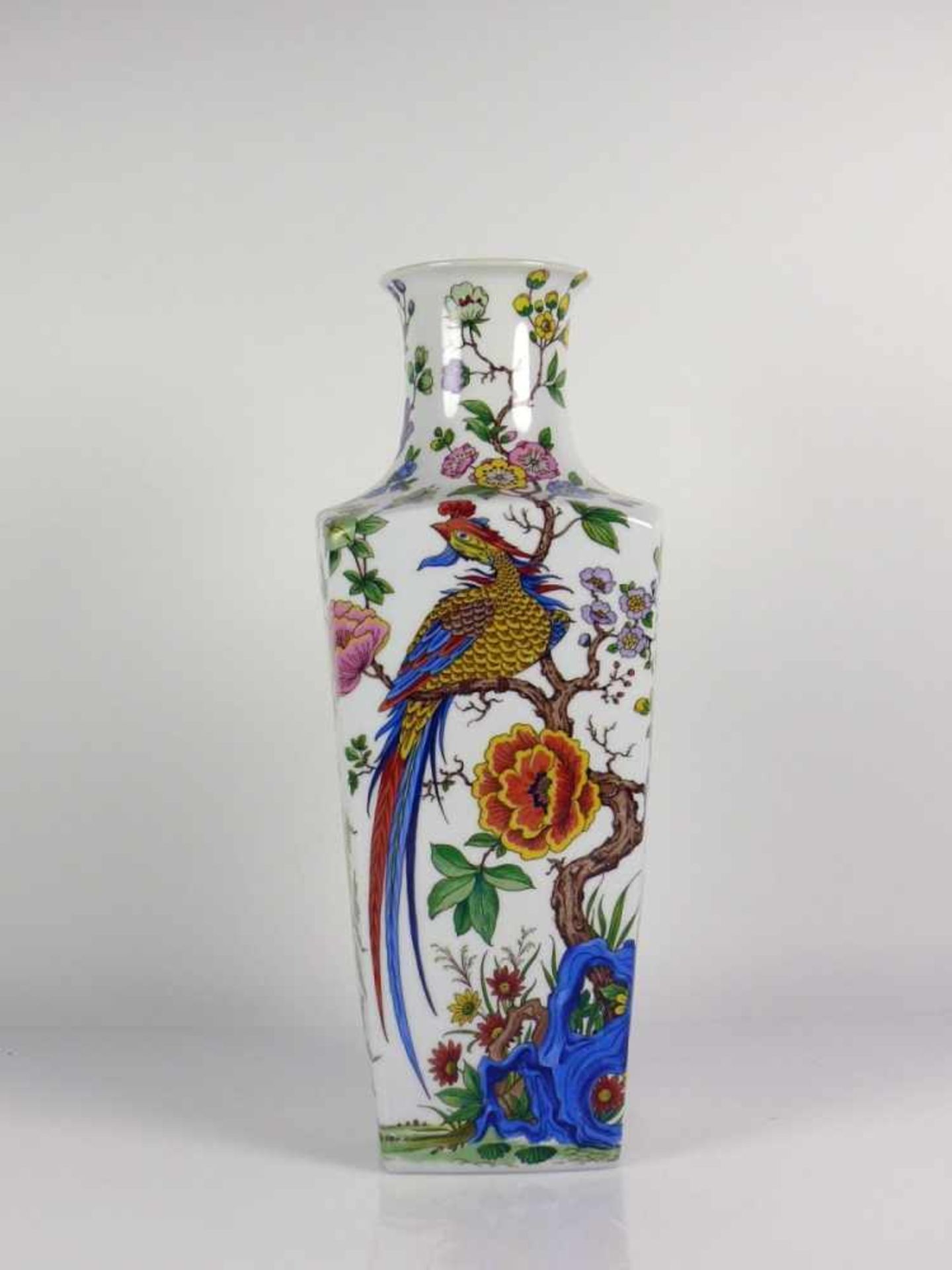 Vase (20. Jh.) viereckiger Korpus mit eingezogenem Hals; umlaufender polychrom floral bemalter - Bild 2 aus 3