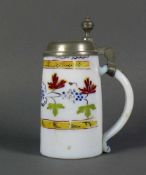 Henkelkrug (18.Jh.) Milchglaskorpus mit farbiger, floraler Bemalung und Zinndeckel mit Daumenrast