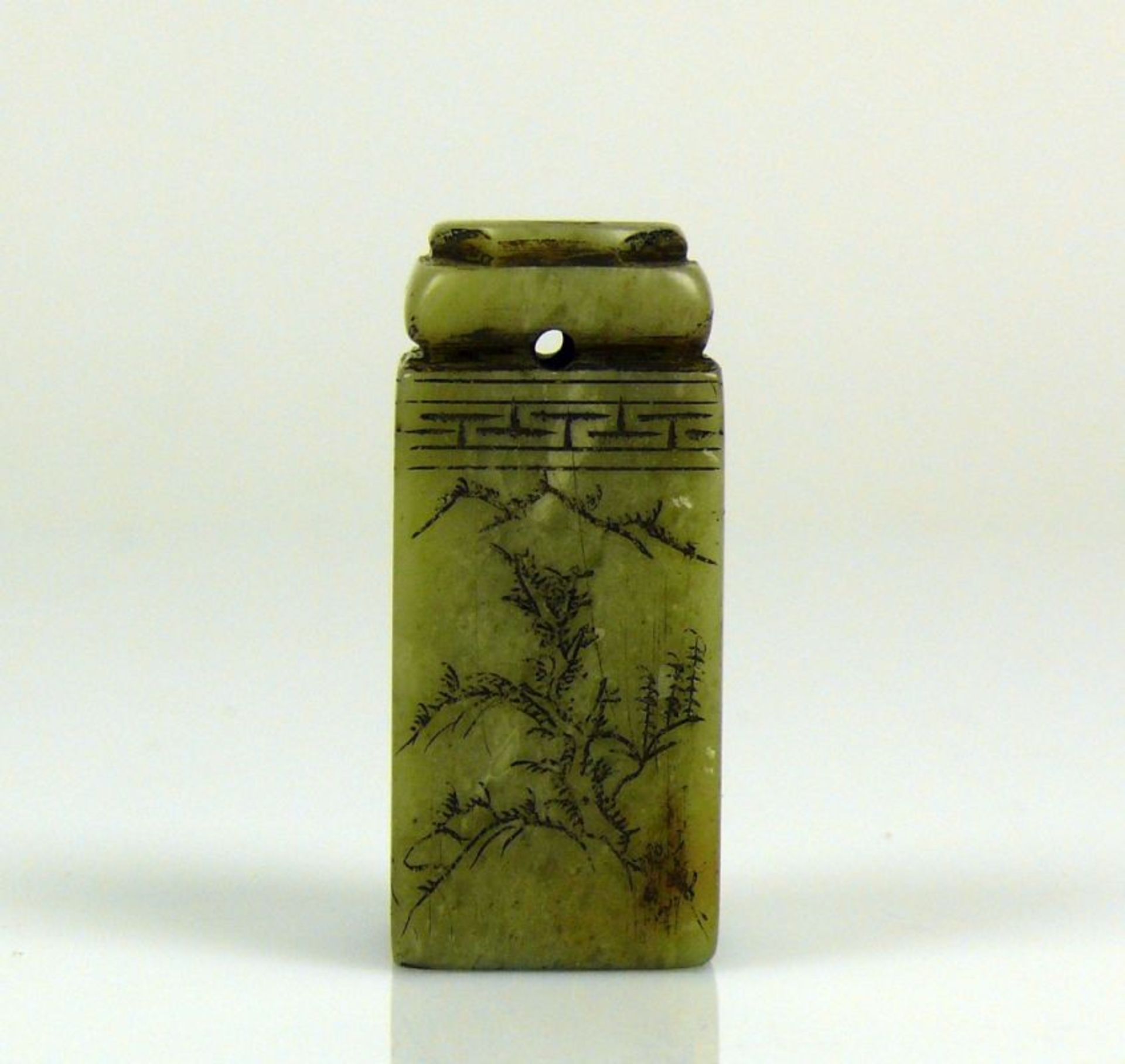 Petschaft hellgrüner Stein mit ziselierter Beschriftung und Floraldekor; Höhe: ca 5 cm - Bild 4 aus 7