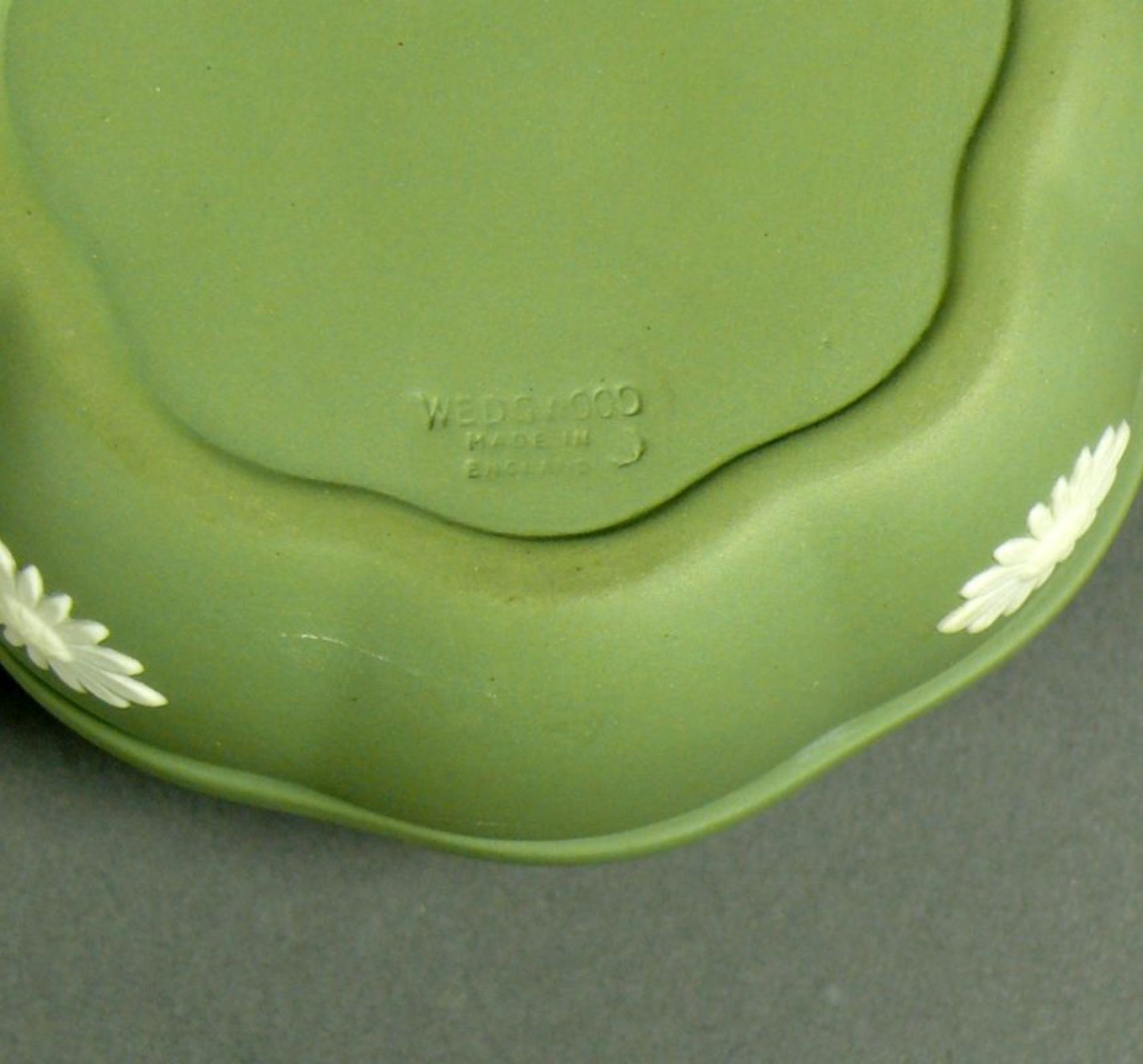 Deckeldose (Wedgewood) lindgrün und hellgrau; H: 4,5 cm; D: 8,5 cm - Bild 3 aus 3