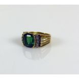 Damenring 18ct GG (geprüft); besetzt mit grünem Stein und seitlich jeweils 5 sehr kleinen Diamanten;