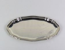 Tablett Silber 925; ovale Form mit gewelltem Rand; Oberfläche mit Kratzer; 25 x 15 cm; 148g