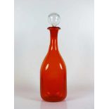 Karaffe (um 1900) Orangefarbenes Glas mit farblosem Kugelstopfen; Wandung allseitig leicht