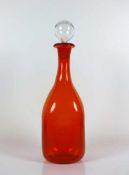 Karaffe (um 1900) Orangefarbenes Glas mit farblosem Kugelstopfen; Wandung allseitig leicht