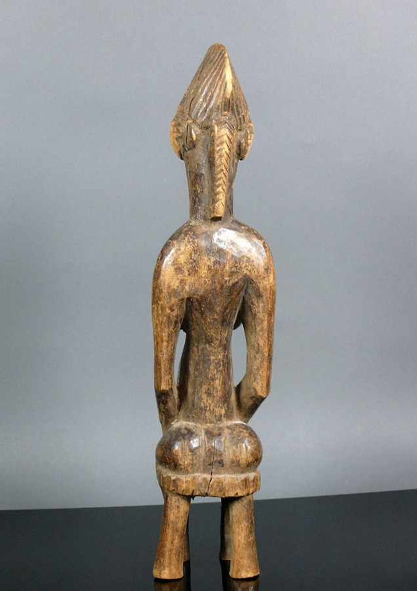 Sitzende Frauenfigur schwangere Frau auf Hocker sitzend; Holz geschnitzt; H: ca. 40 cm - Bild 2 aus 4