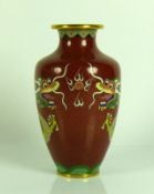 Cloisonné-Vase bombierter Korpus mit eingezogenem Hals; Messingabschluss; auf rotem Grund farbige