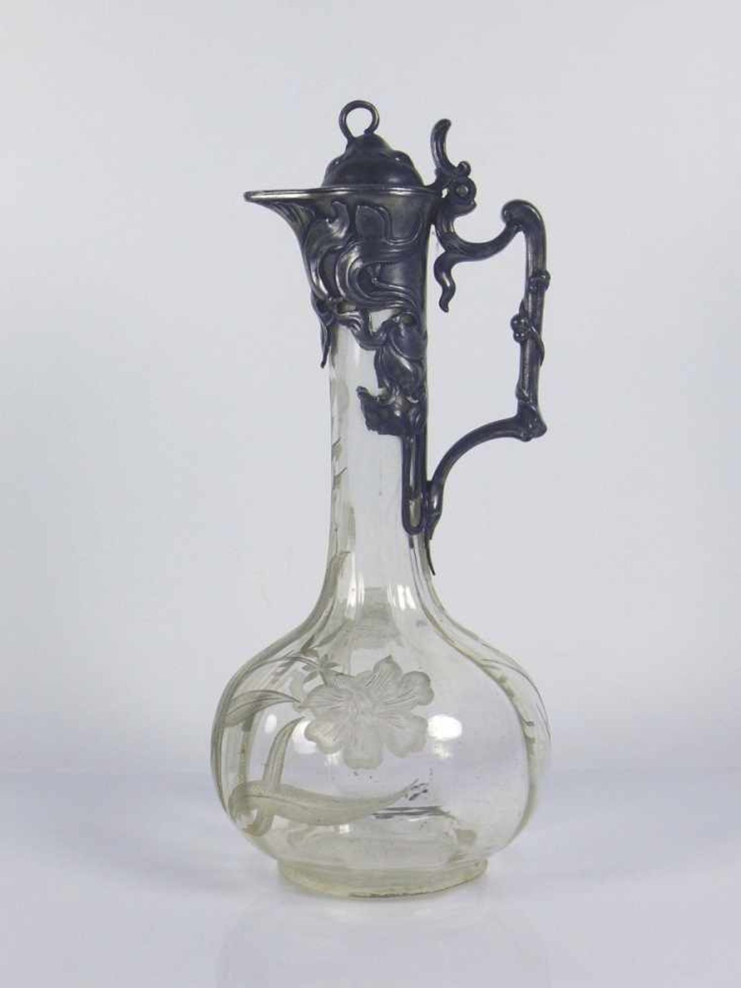WMF-Karaffe (um 1900) gebauchter Klarglaskorpus mit umlaufend geschnittenem Blütendekor und lang