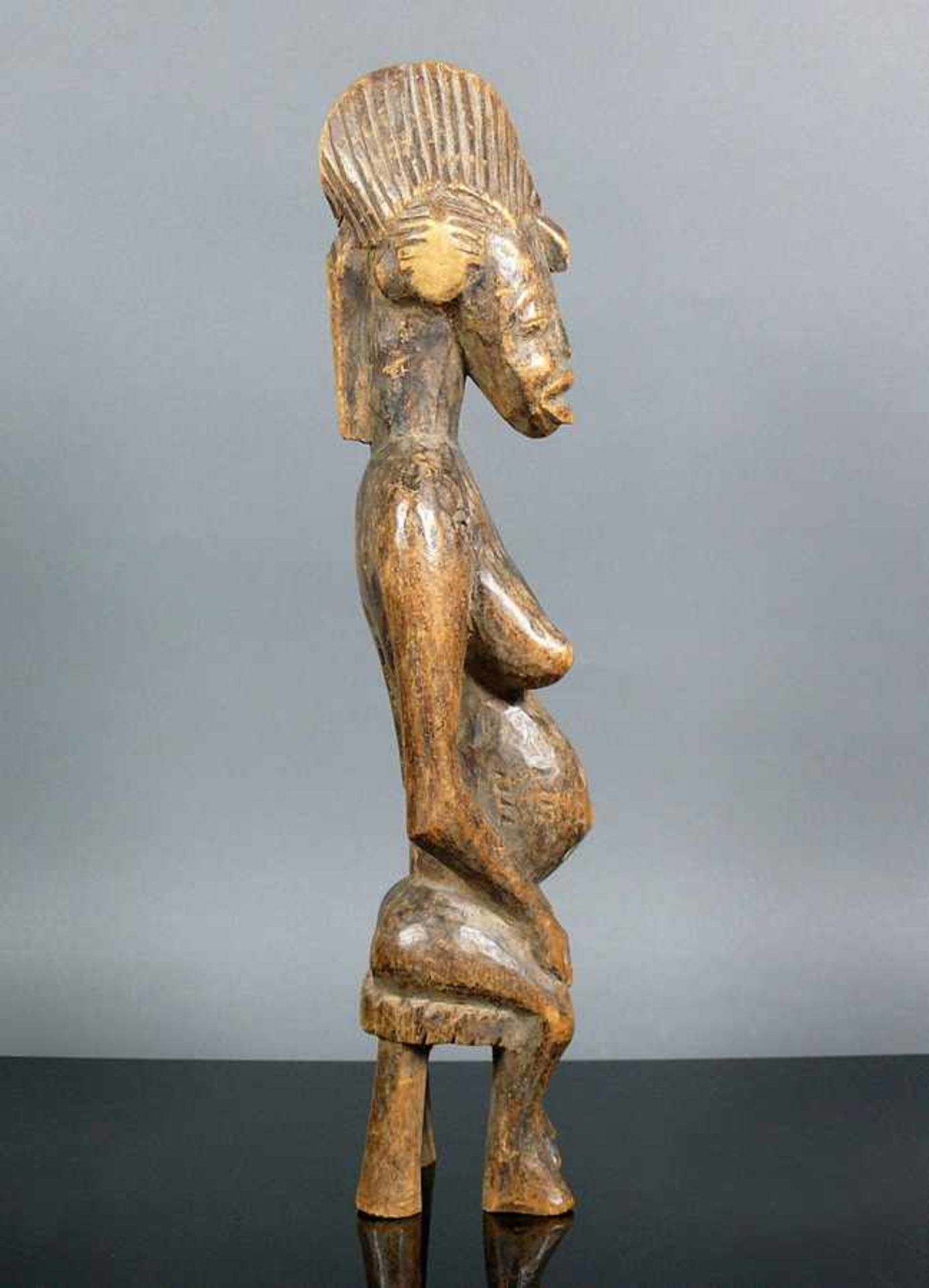 Sitzende Frauenfigur schwangere Frau auf Hocker sitzend; Holz geschnitzt; H: ca. 40 cm - Bild 4 aus 4