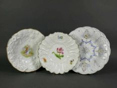 3 div. Zierteller (Meissen, um 1900) unterschiedliche Dekore; tlw. mit Goldverzierung; D: 23,5, 24,5