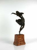 Unger, Hella (-1932) "Tänzerin"; junge Frau in bewegter Haltung; Bronze, dunkel patiniert; sign.;