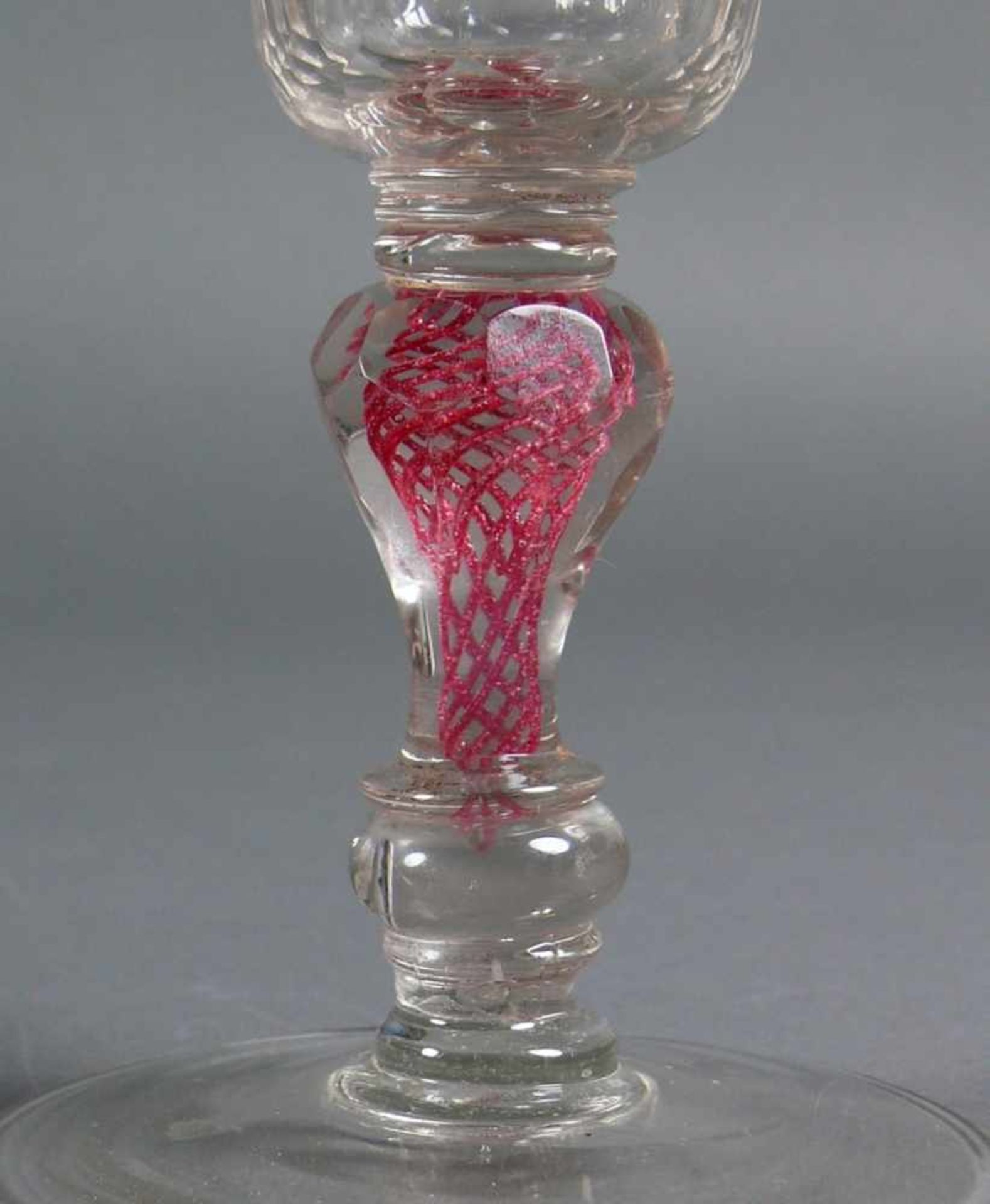 Pokalglas (19.Jh.) Klarglas; Scheibenfuß; gewulsteter Schaft mit roten Fadeneinlagen; Kuppa - Bild 3 aus 3