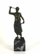 MORÉT (Frankreich, 20. Jh.) "Schmied"; auf quadratischem, marmoriertem Steinsockel; Bronze, dunkel