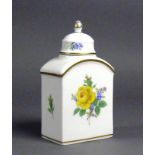 Teedose (Meissen, 2.H.20.Jh.) umlaufender, farbiger Blütendekor mit gelber Rose; gewölbter Deckel;