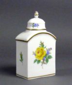 Teedose (Meissen, 2.H.20.Jh.) umlaufender, farbiger Blütendekor mit gelber Rose; gewölbter Deckel;