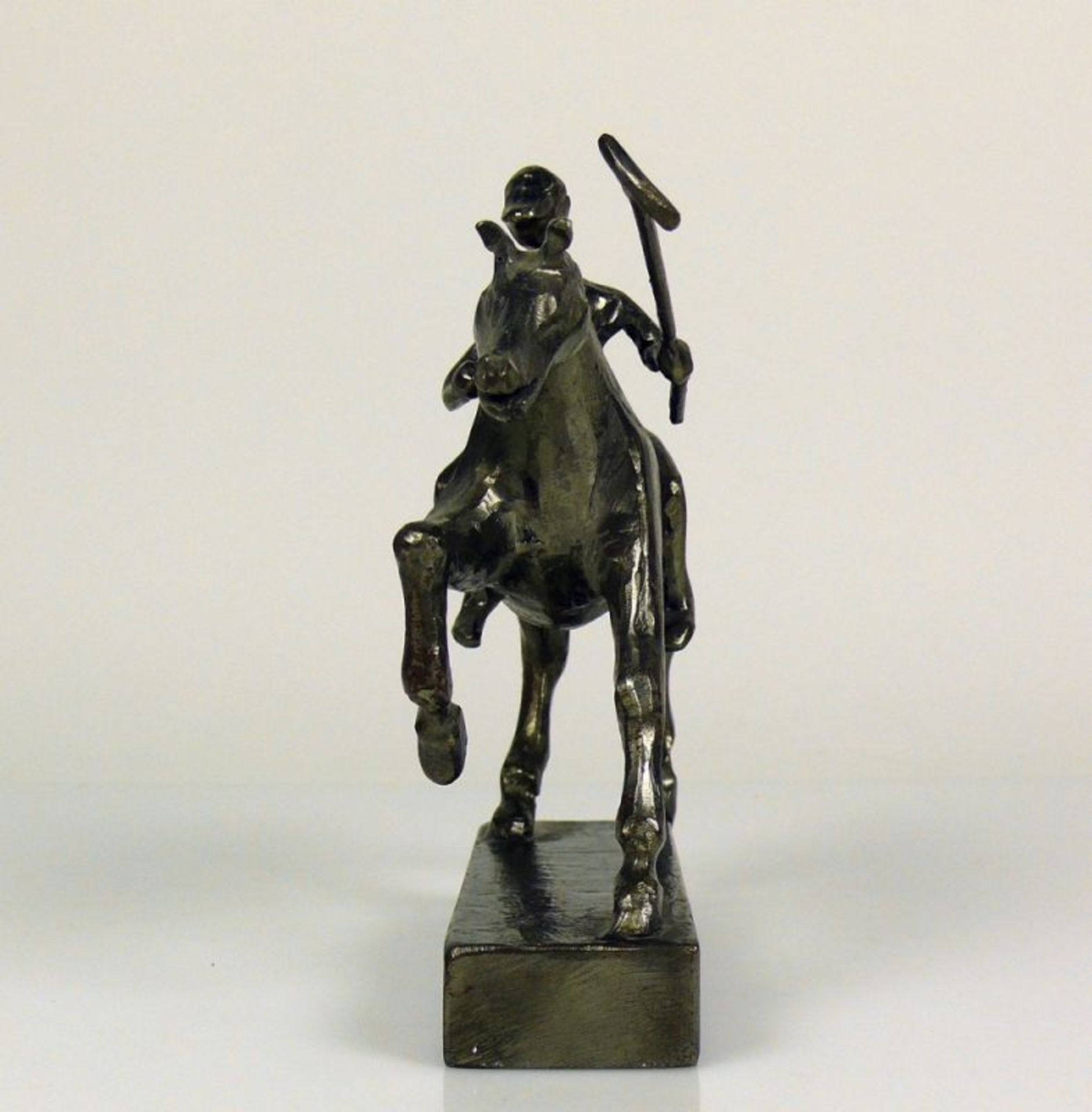 Polo-Spieler auf Pferd (1962) Metallguss; auf rechteckigem Sockel; signiert und datiert 1991; 15,5 x - Bild 2 aus 5