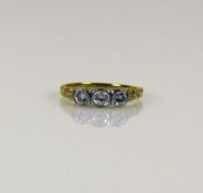 Damenring (um 1900) 14ct GG; besetzt mit 3 Diamanten von zus. ca. 0,30ct; Ringgr. 53; 3g