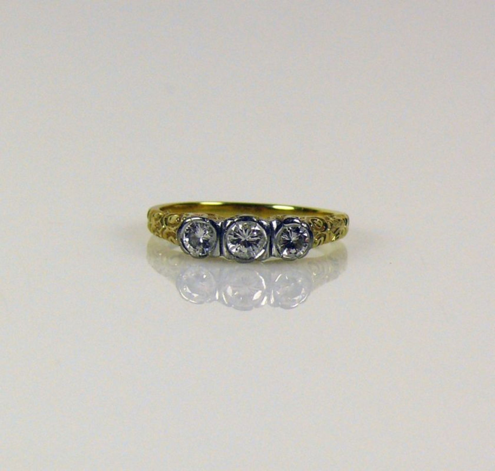 Damenring (um 1900) 14ct GG; besetzt mit 3 Diamanten von zus. ca. 0,30ct; Ringgr. 53; 3g