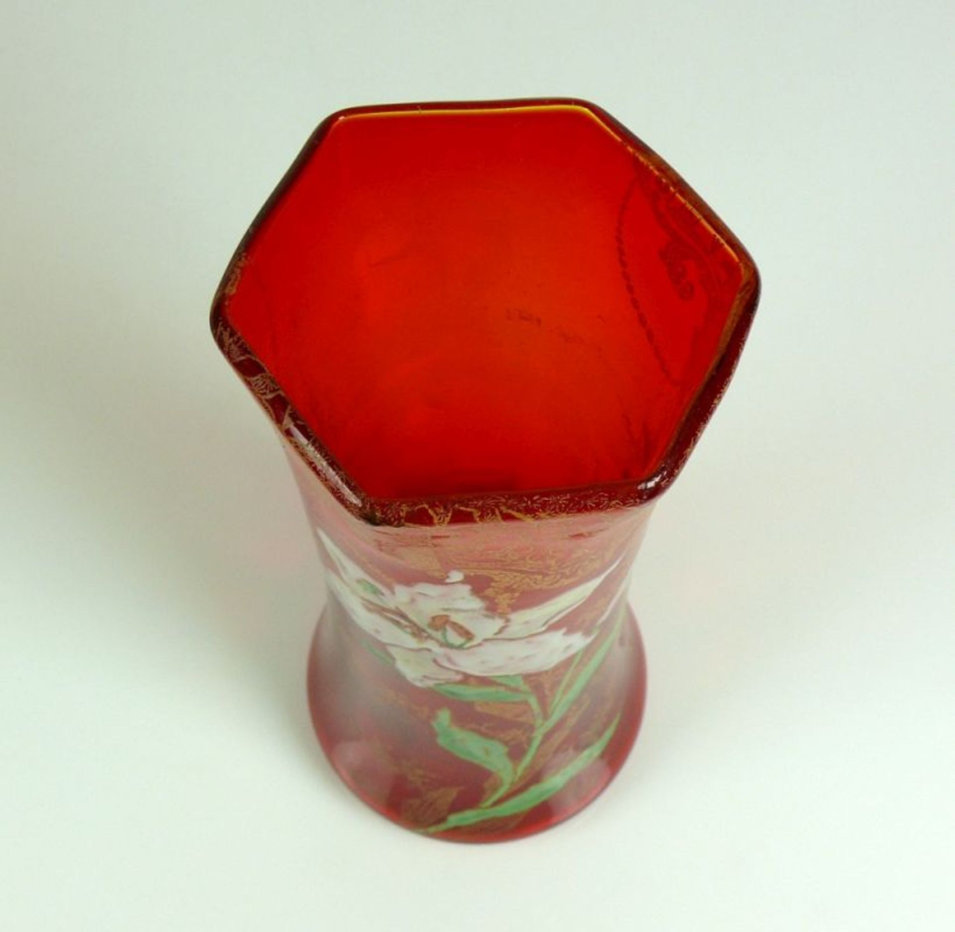 Vase (um 1900) zylindrischer Korpus, leicht tailliert; auf rotem Grund farbiger Emaile-Dekor; Höhe - Bild 3 aus 3