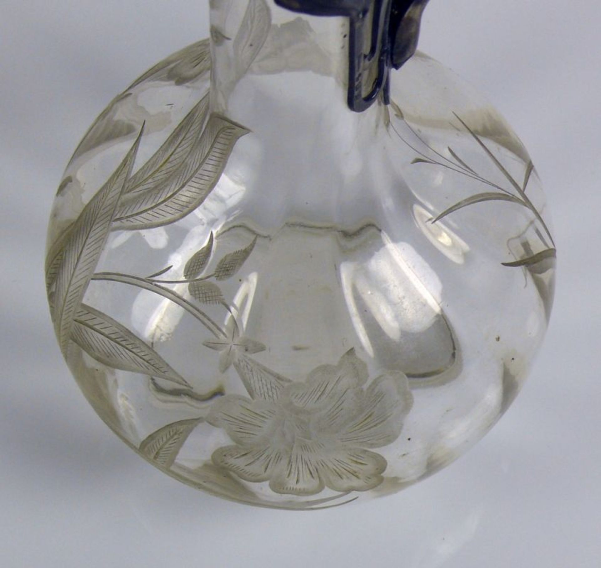 WMF-Karaffe (um 1900) gebauchter Klarglaskorpus mit umlaufend geschnittenem Blütendekor und lang - Bild 2 aus 3