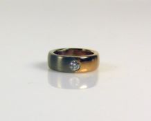 Damenring 18ct, jeweils hälftig in WG bzw. GG; mittig eingesetzter Brillant von ca. 0,30ct, W-SI;