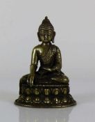 Buddha Silber; auf Lotussockel sitzend; geschlossener Boden; H: ca. 11 cm