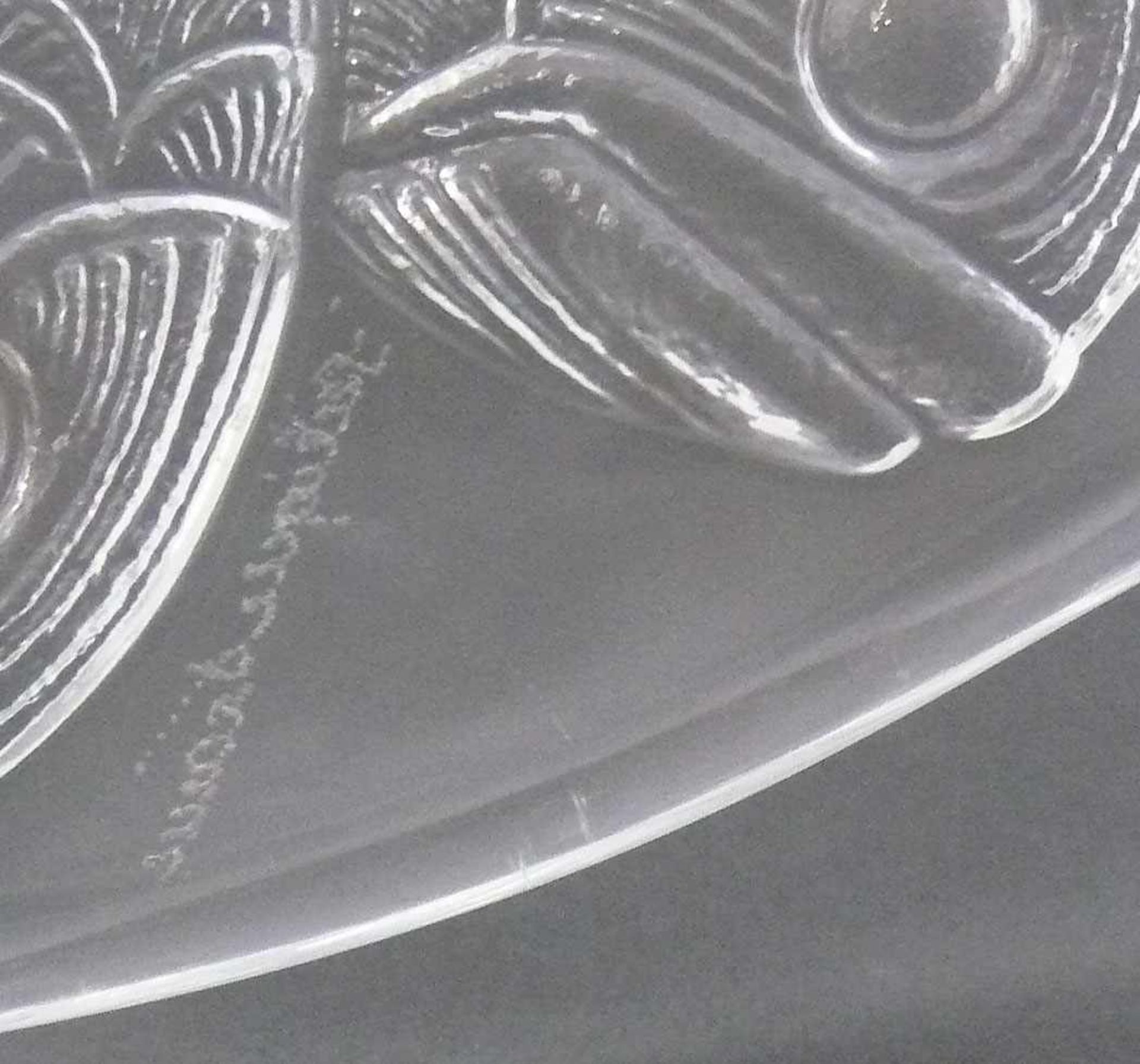 Lalique-Schale (Frankreich, 20. Jh.) "Fische im Relief"; Kristallglas; Entwurf: R. Lalique 1932; - Bild 3 aus 3