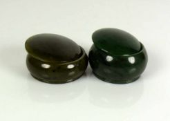 2 Deckeldosen (China) Jade; D: 6 bzw. 5,5 cm; H: 2,5 bzw. 3,5 cm; unterschiediche Farbigkeit