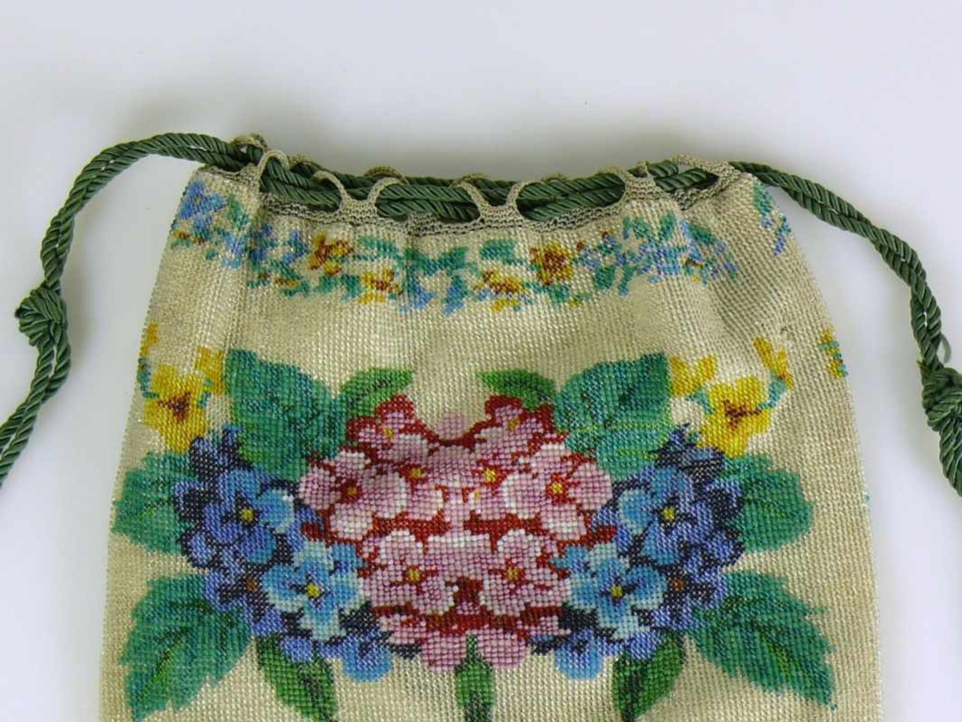 Perlstickerei-Tasche (19.Jh.) farbiger, floraler Dekor; mit angesetzten Fransen; H: 24,5 cm - Bild 2 aus 3