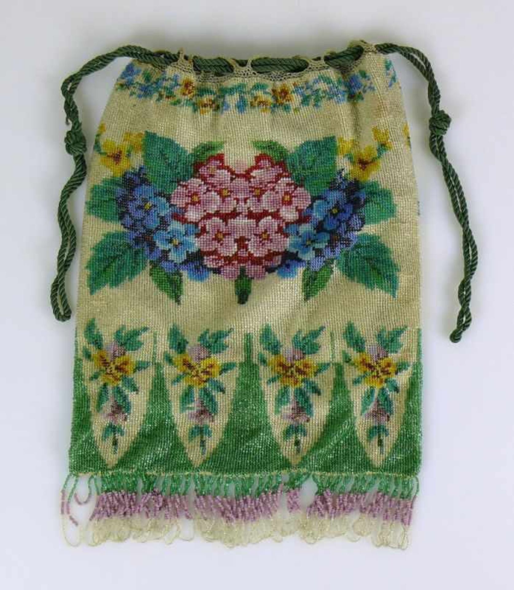 Perlstickerei-Tasche (19.Jh.) farbiger, floraler Dekor; mit angesetzten Fransen; H: 24,5 cm - Image 3 of 3
