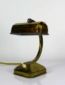 Schreibtisch-Leuchte (um 1920) Messing; auf quadratischem Stand gebogene Halterung mit