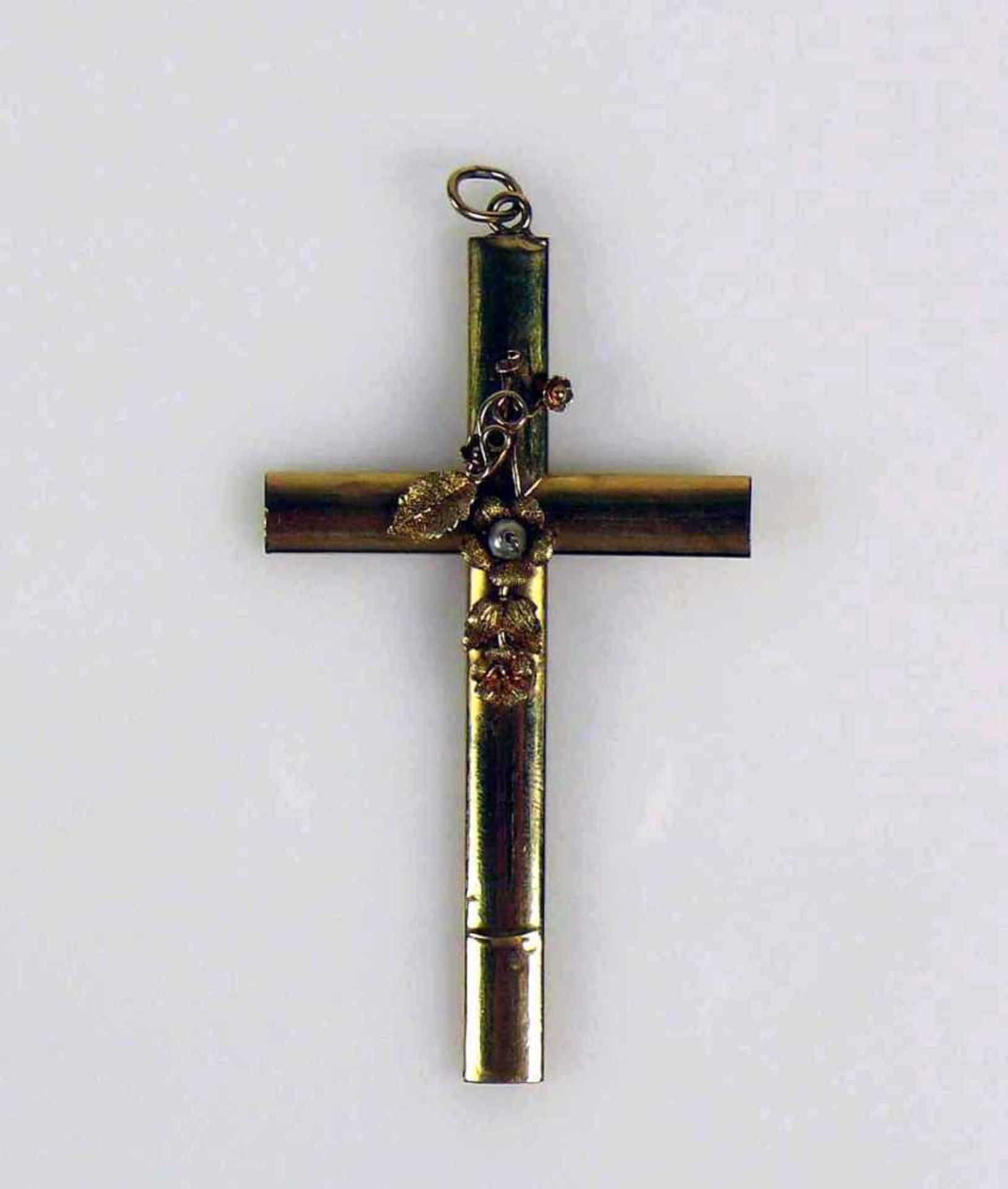 Kreuz-Anhänger 8ct GG; mit Blütendekor und Perle; 5,5g; 7,5 x 4 cm