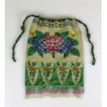 Perlstickerei-Tasche (19.Jh.) farbiger, floraler Dekor; mit angesetzten Fransen; H: 24,5 cm