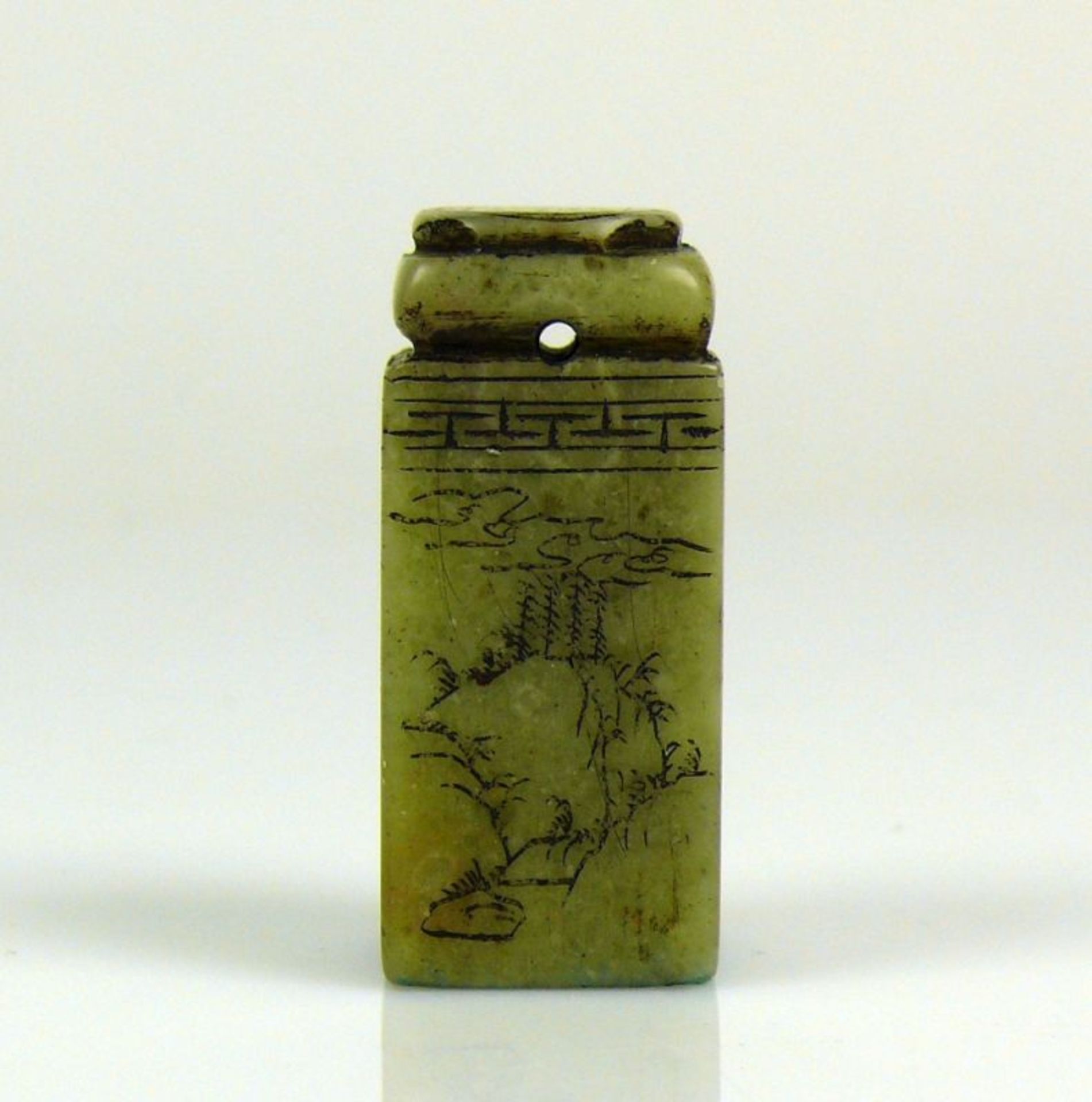 Petschaft hellgrüner Stein mit ziselierter Beschriftung und Floraldekor; Höhe: ca 5 cm - Bild 3 aus 7