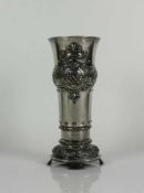 Pokal (WMF, um 1920) vers.; auf floral verziertem rundem Stand mit 4 ausgestellten Füßen zyl.,