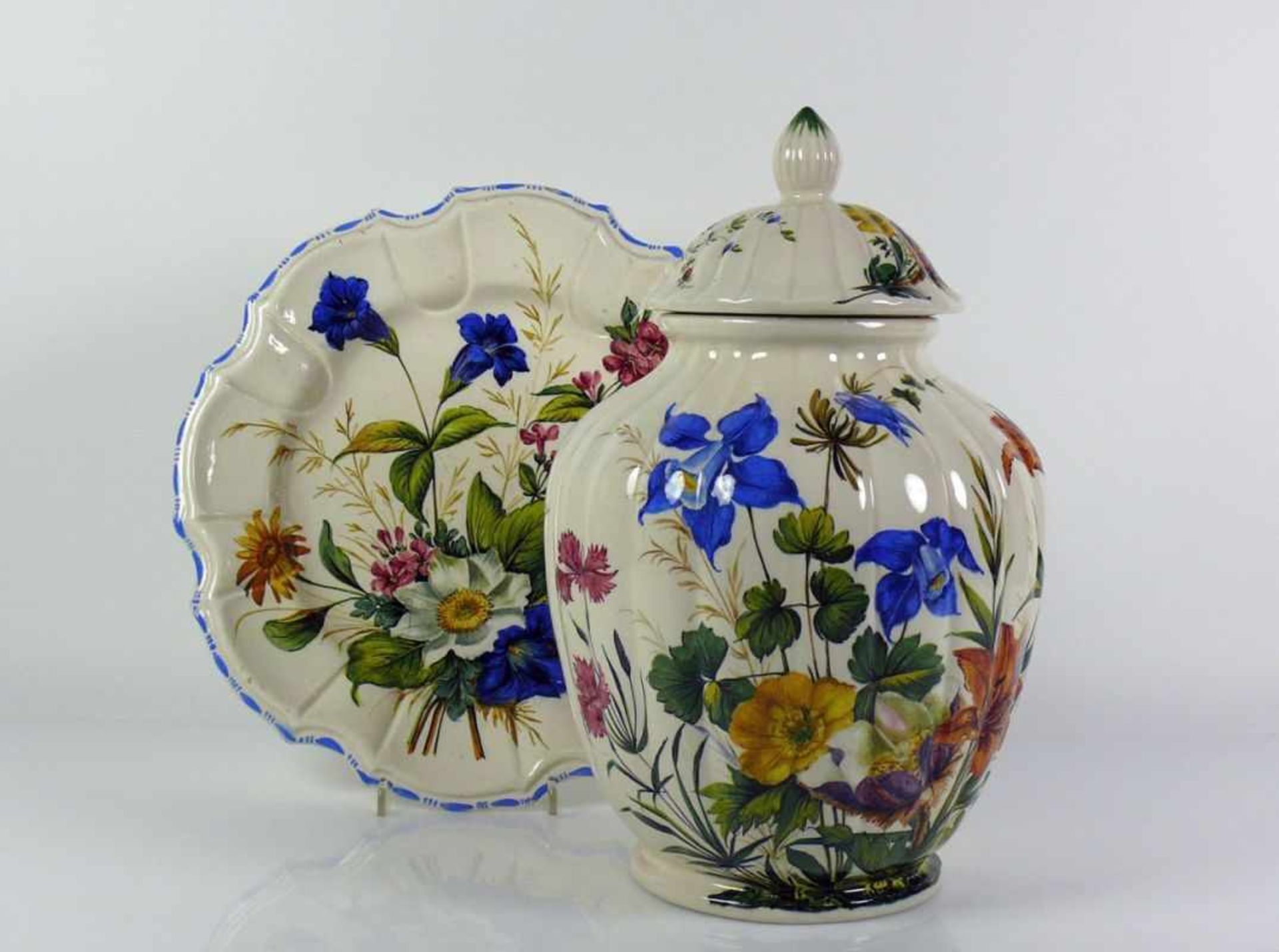 Deckelvase mit Teller (Italien, um 1900) Fayence; farbige Blütenmalerei; Vase mit gewölbtem