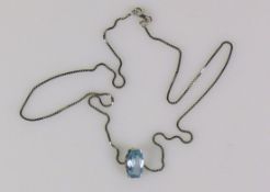 Halskette mit Anhänger Kette und Fassung in 18ct WG; hellblauer, ovaler, geschliffener