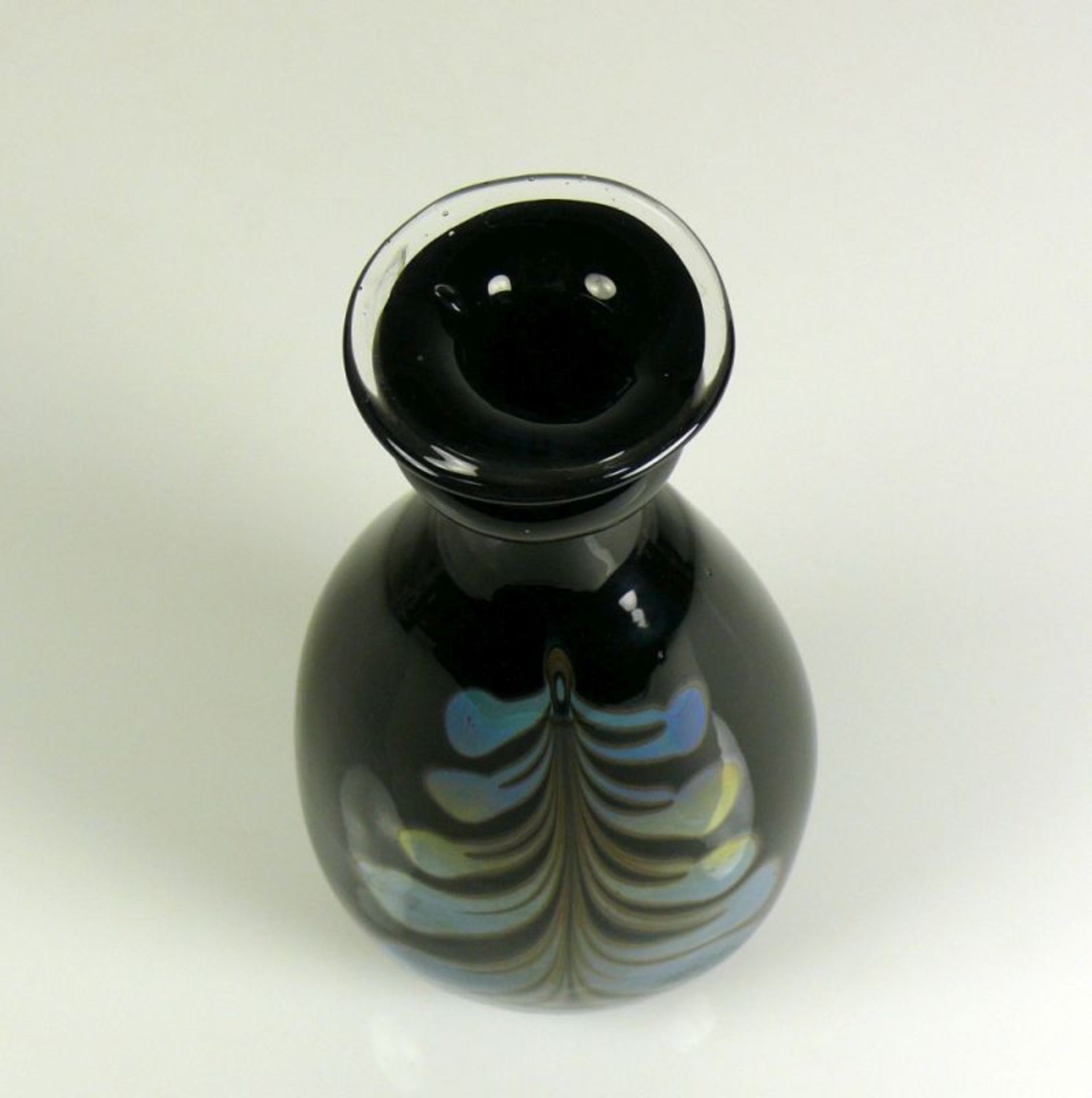 Vase (EISCH, 1987) auf dunklem Grund silber/violett irisierender Floraldekor; Höhe: 24 cm - Bild 3 aus 3