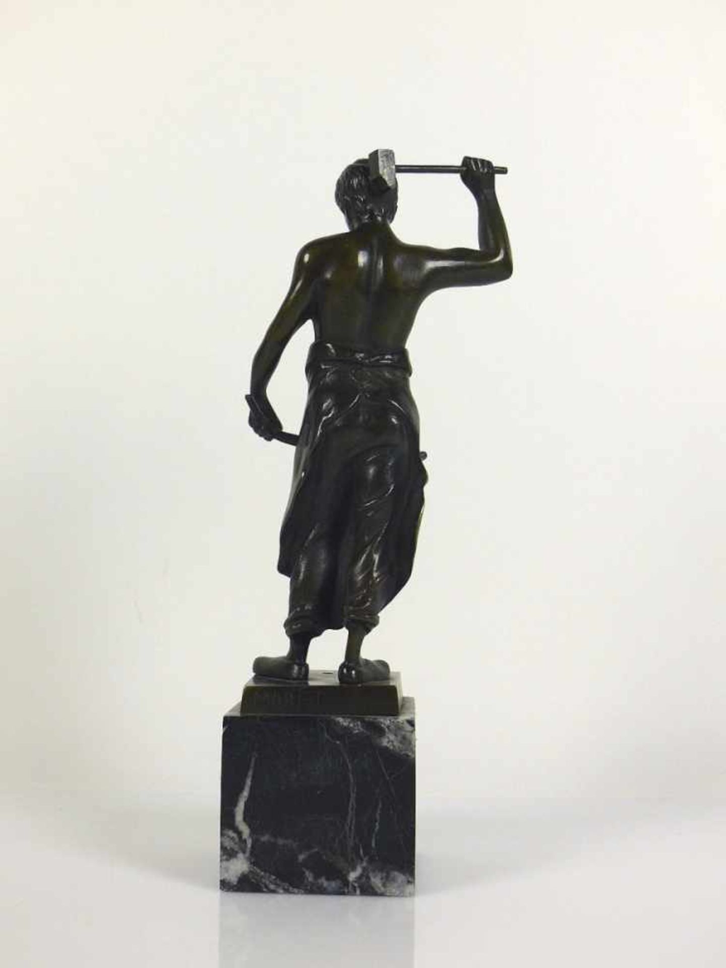 MORÉT (Frankreich, 20. Jh.) "Schmied"; auf quadratischem, marmoriertem Steinsockel; Bronze, dunkel - Bild 4 aus 7