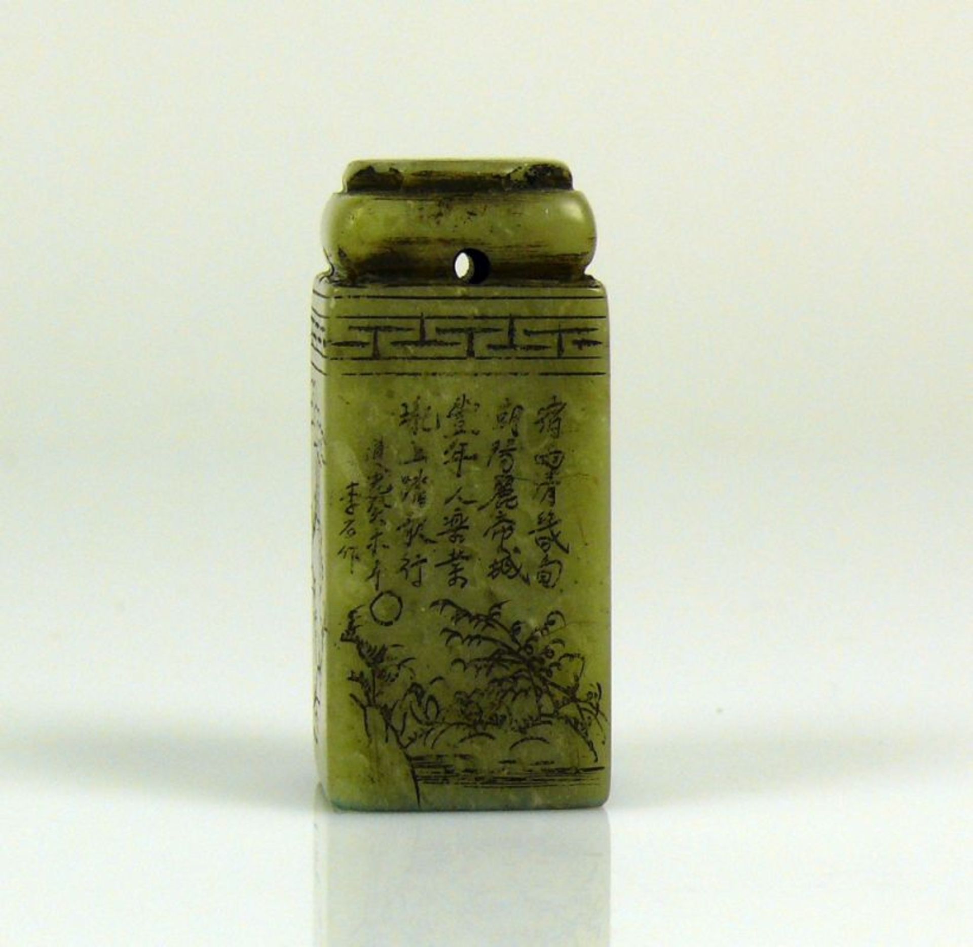 Petschaft hellgrüner Stein mit ziselierter Beschriftung und Floraldekor; Höhe: ca 5 cm