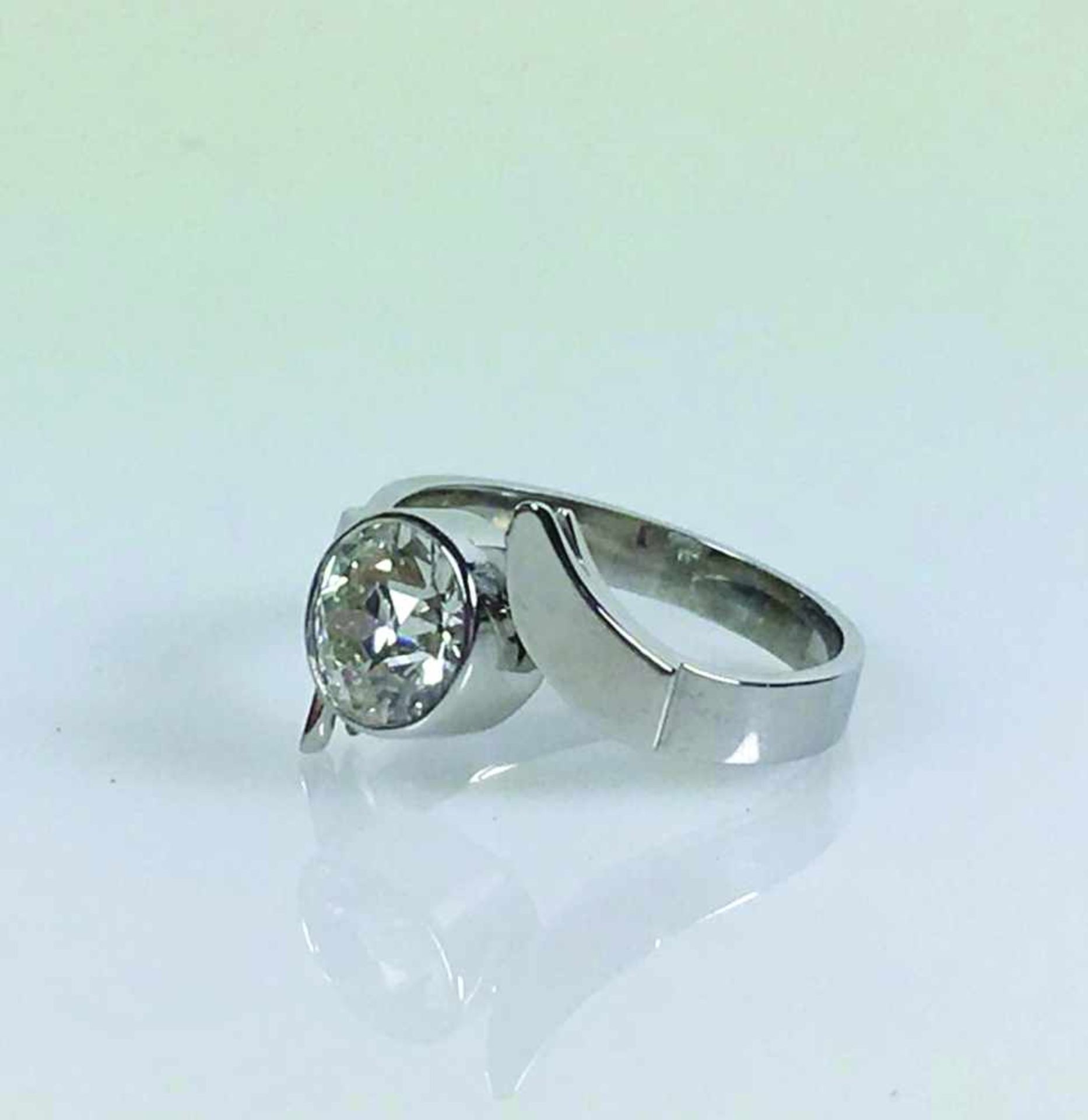 Damen Solitär-Diamantring (ca. 1940) in moderner 14ct WG-Schiene; Diamant von ca. 1,50ct W-VS; - Bild 3 aus 4