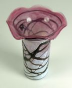 Vase (20. Jh.) zylindrischer Korpus mit ausgestelltem, gewelltem Rand; auf weiß-rosafarbenen