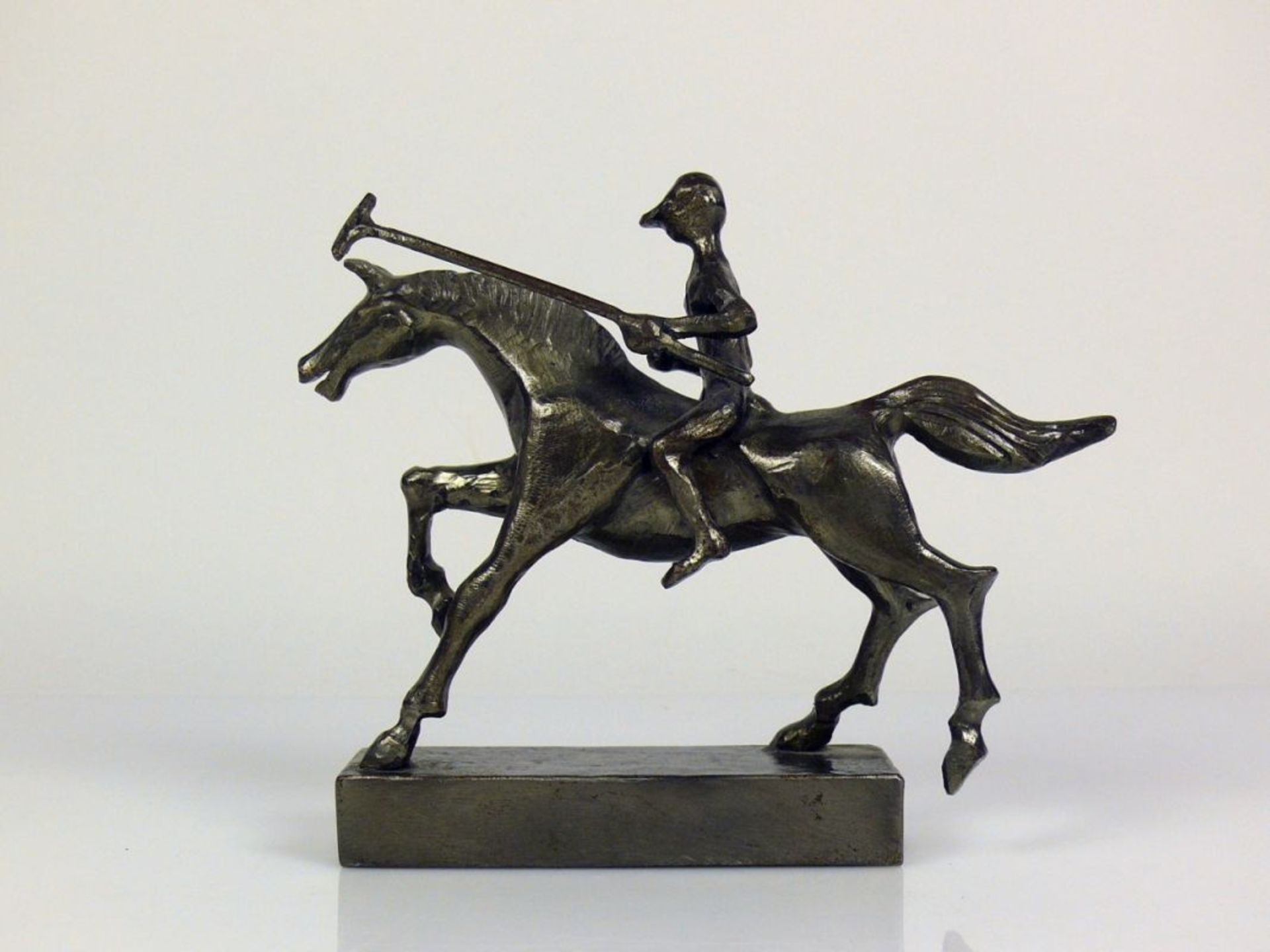 Polo-Spieler auf Pferd (1962) Metallguss; auf rechteckigem Sockel; signiert und datiert 1991; 15,5 x