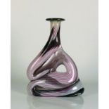 Vase (2. H. 20. Jh.) geschwungene Form; auf transparentem Grund roséfarbener Streifendekor;