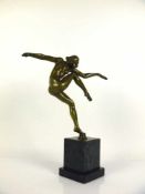 Tänzerin (1. H. 20. Jh.) weiblicher Akt in bewegter Haltung; auf anthrazit farbenem Steinsockel;
