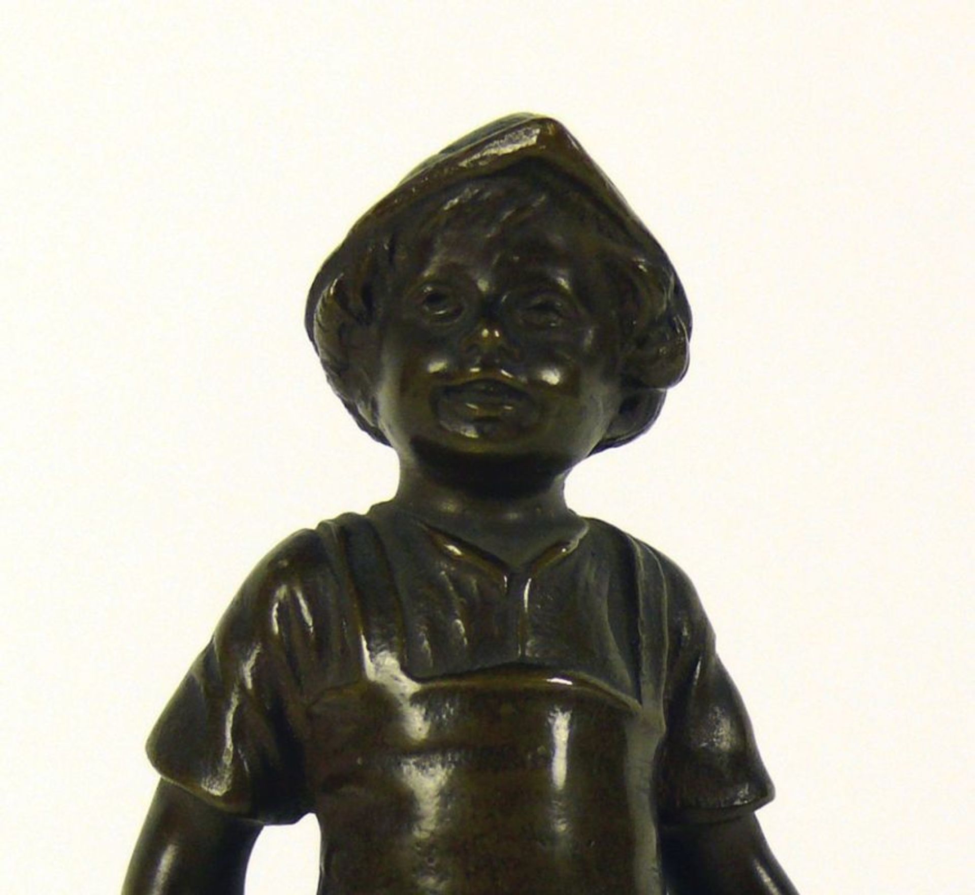 Jaeger, Gotthilf (1871 - 1933) "Kleiner Junge"; stehend mit Schwert in der Hand; Bronze, braun - Bild 2 aus 5