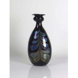 Vase (EISCH, 1987) auf dunklem Grund silber/violett irisierender Floraldekor; Höhe: 24 cm