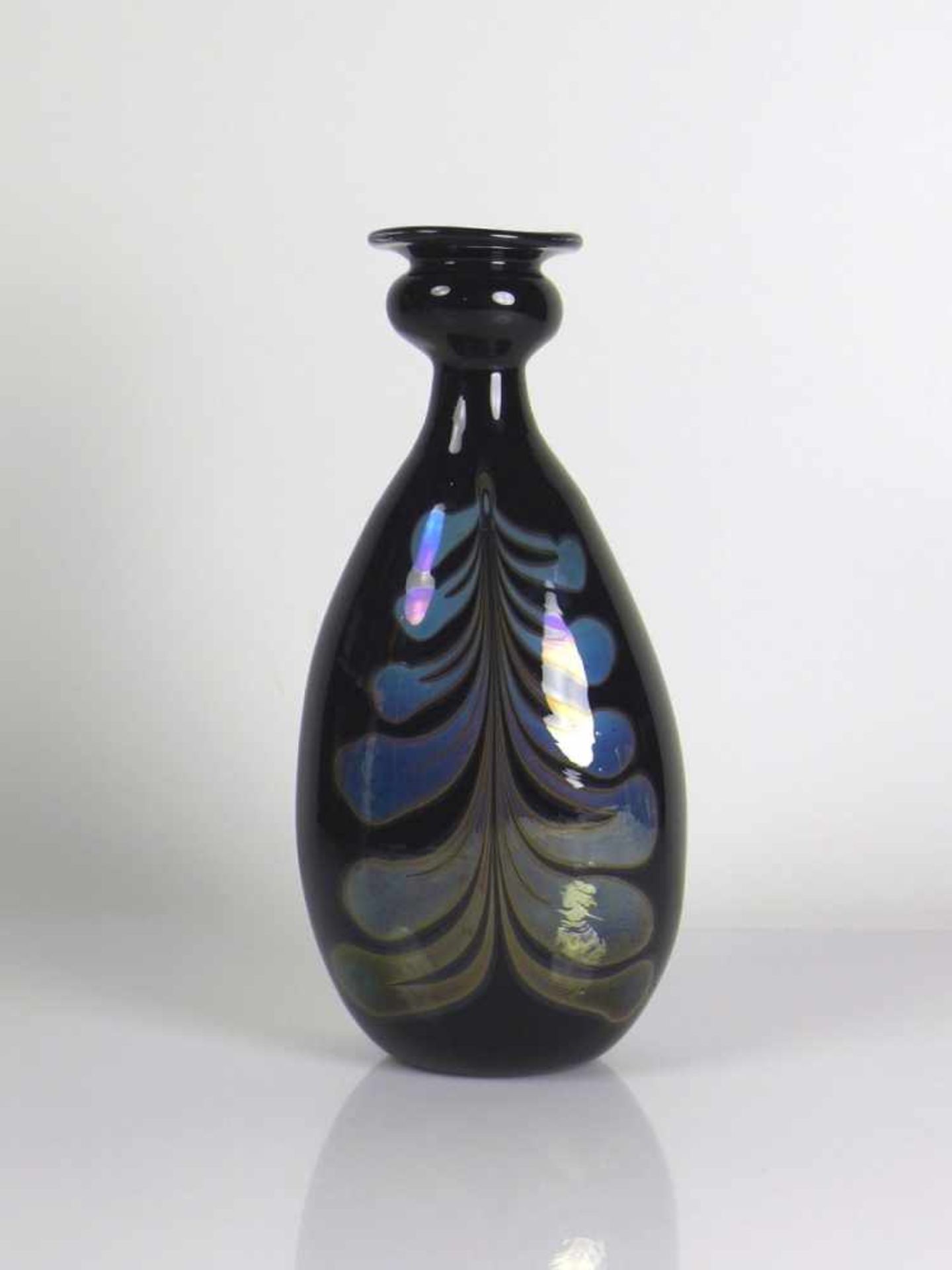 Vase (EISCH, 1987) auf dunklem Grund silber/violett irisierender Floraldekor; Höhe: 24 cm